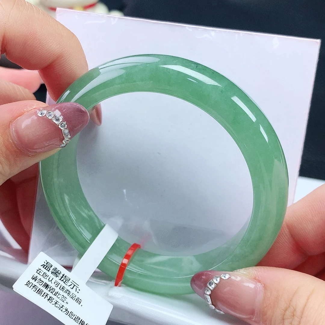 翡翠手镯未镶嵌55圈