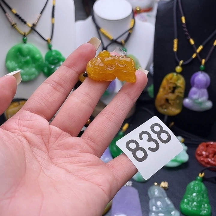 翡翠未镶嵌吊坠(赠链)