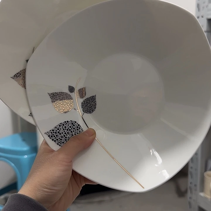 骨瓷三角盘一对儿 微瑕