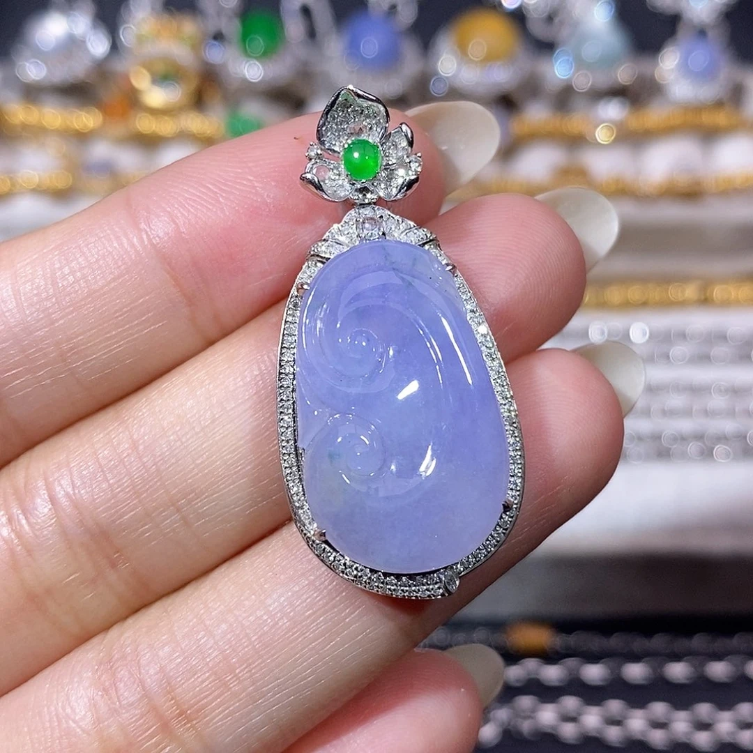 翡翠18K金镶嵌颈饰吊坠