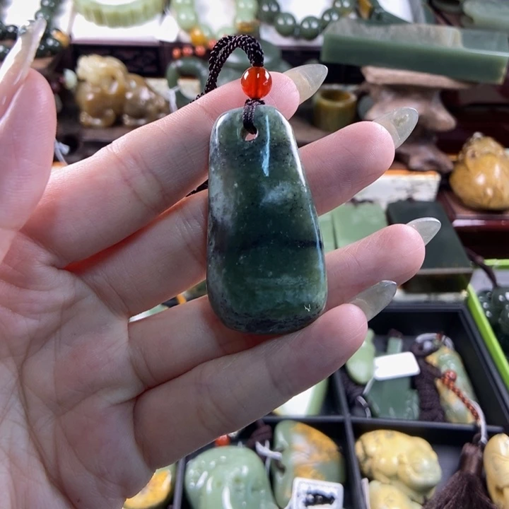颈饰未镶嵌透闪石质玉