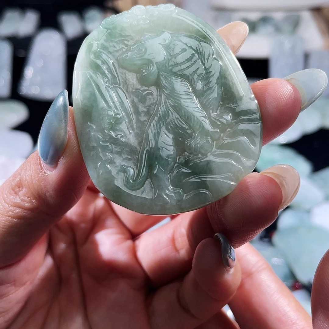 翡翠未镶嵌颈饰虎牌