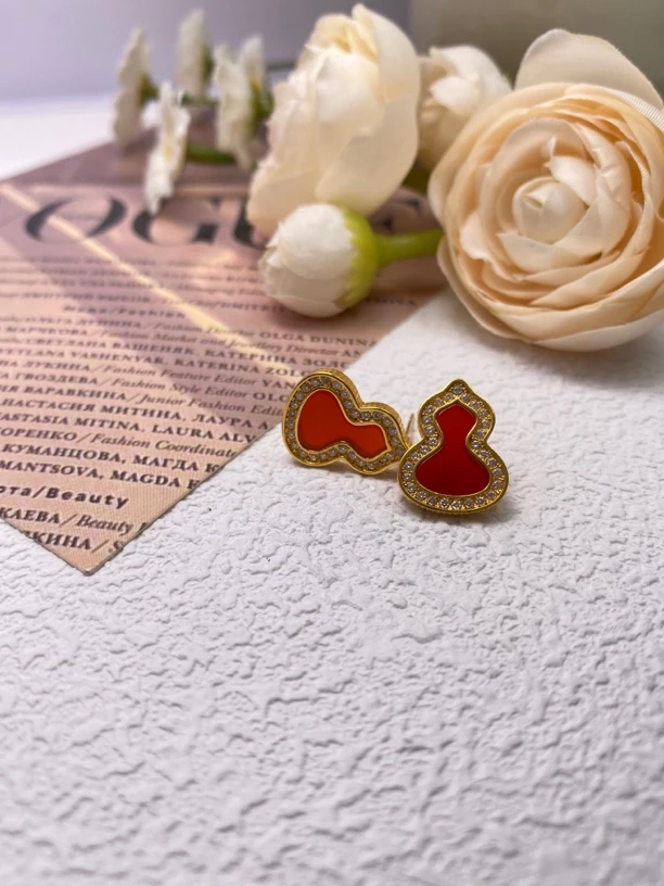 18K金红玛瑙葫芦耳钉