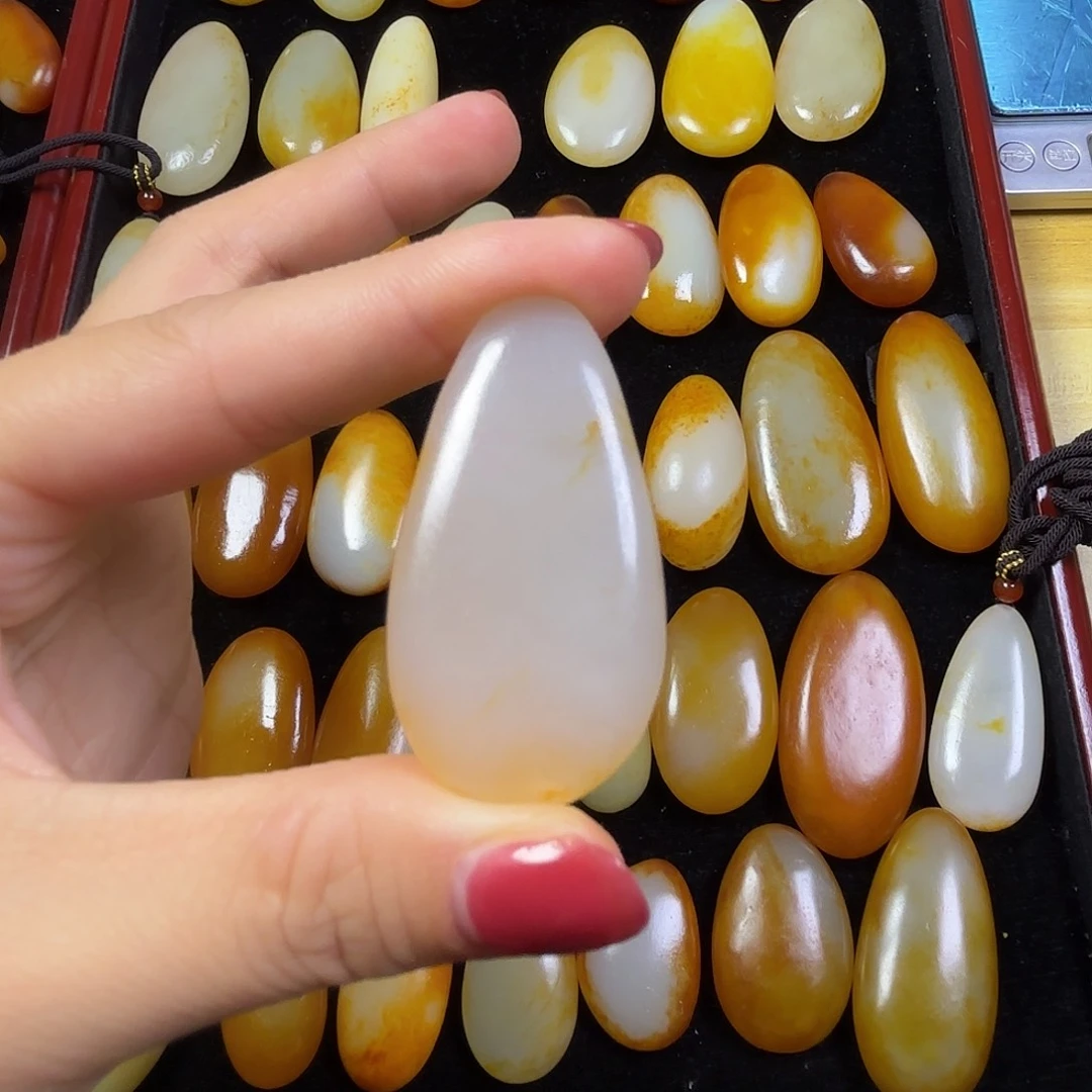 中***边和田玉未镶嵌颈饰