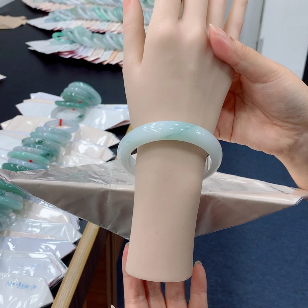 翡翠未镶嵌手镯48小时