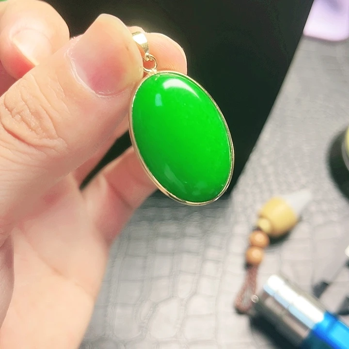 颈饰18K金镶嵌翡翠