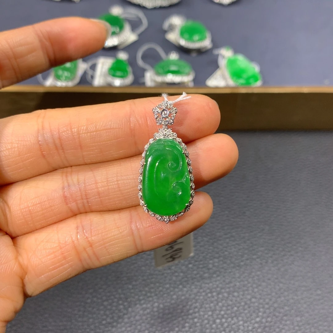 翡翠颈饰18K金镶嵌翡翠