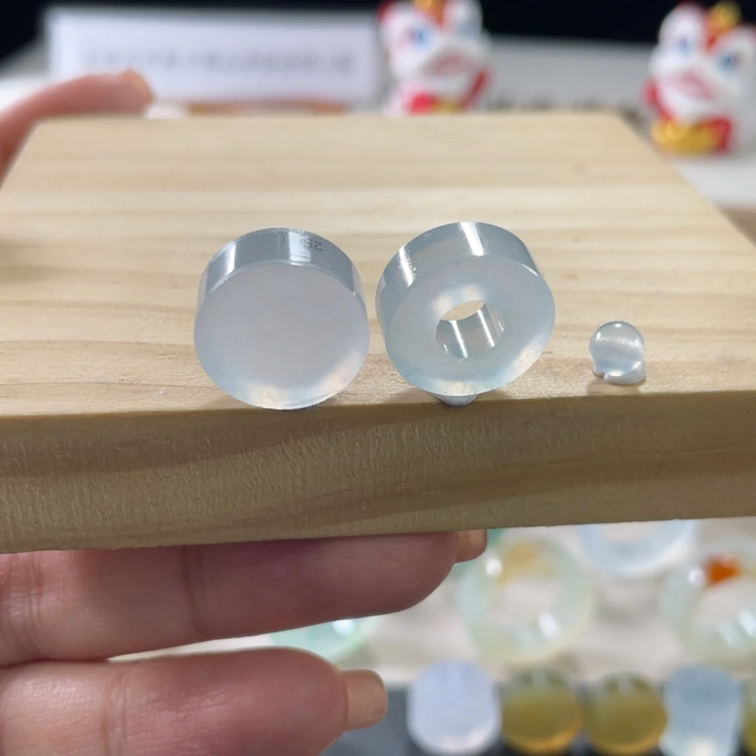 定制翡翠未镶嵌冰蓝 右边是样品