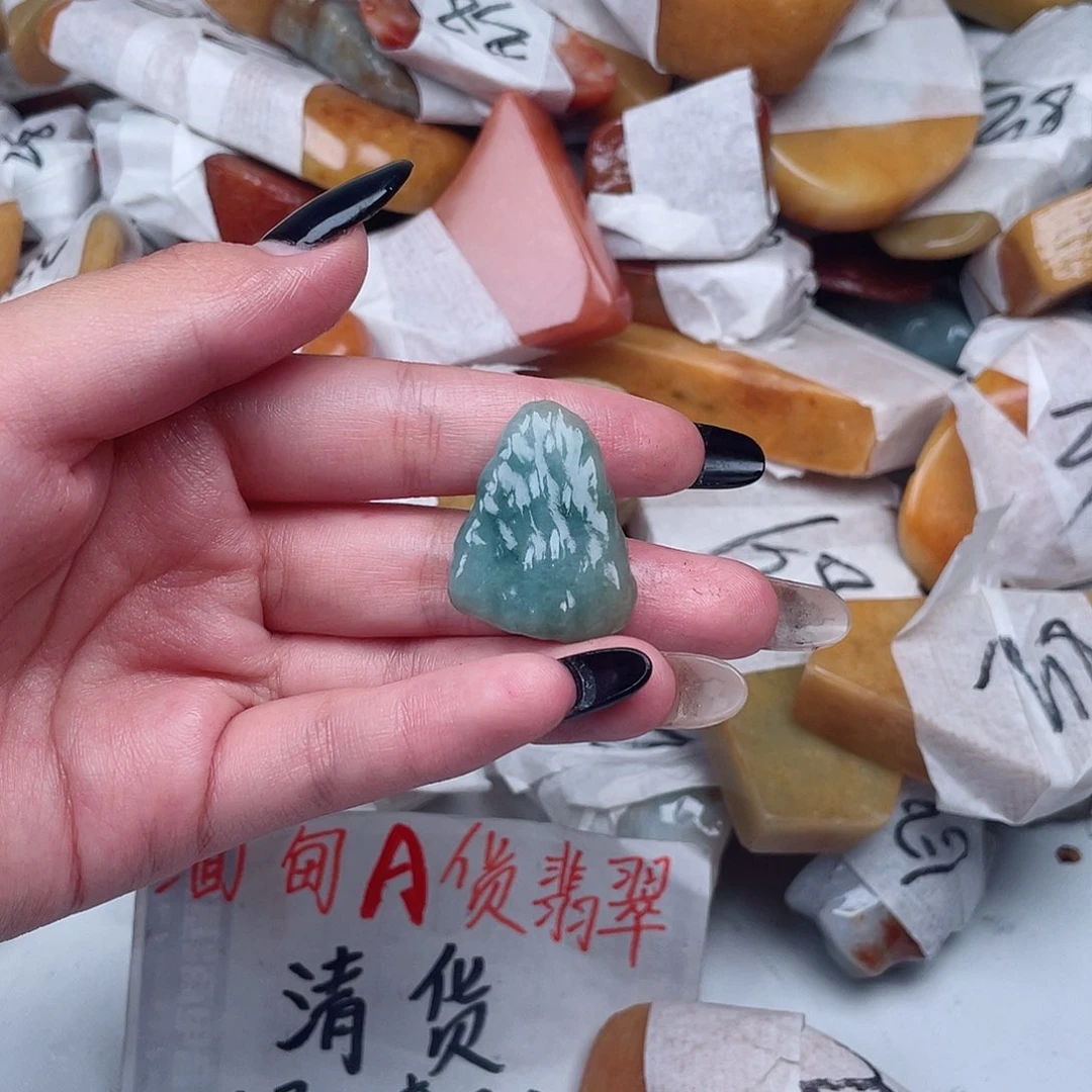 熊***刚翡翠未镶嵌颈饰翡翠