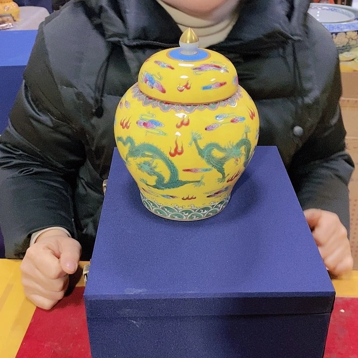 瓷片广****院瓷器和瓷器上刻