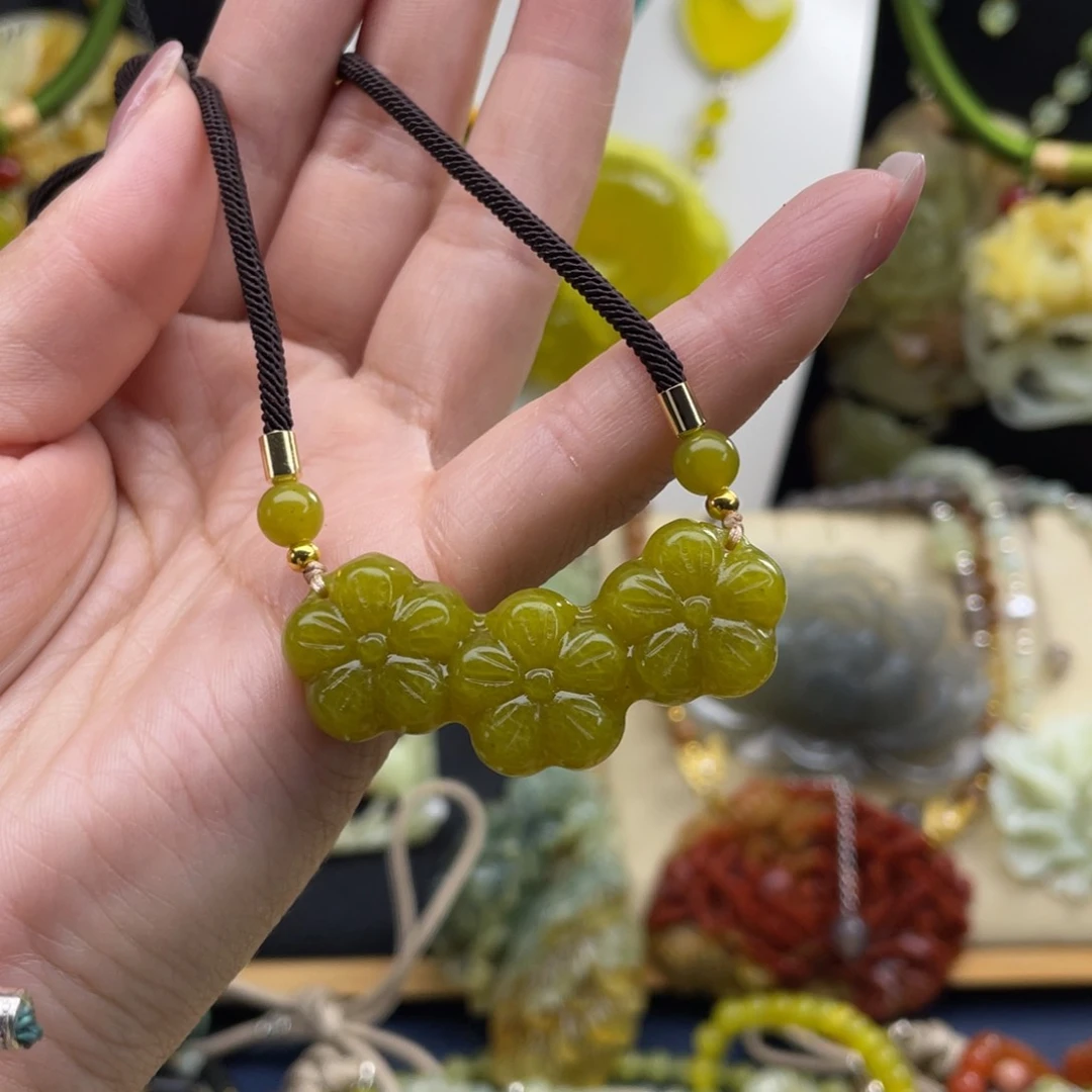 蛇纹石玉未镶嵌颈饰