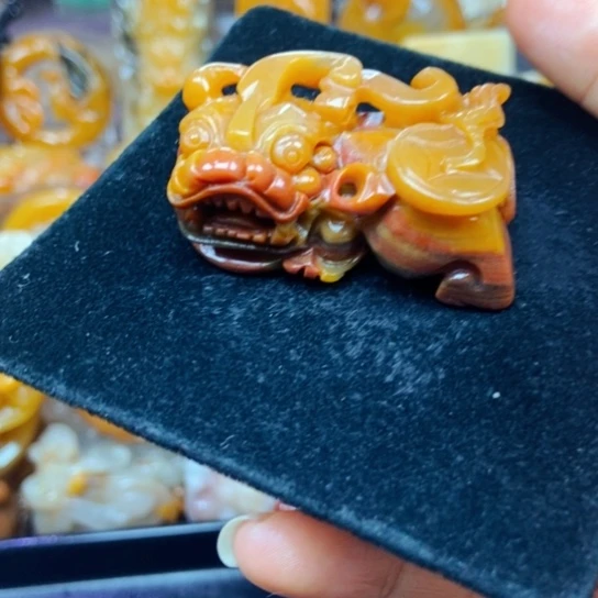 石英质玉（黄龙玉）未镶嵌颈饰