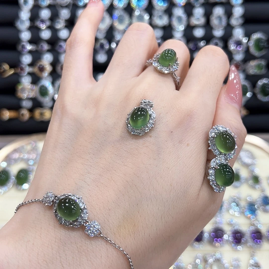 玛***甜蛇纹石玉银S925镶嵌挂坠