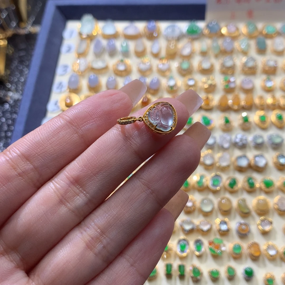 懿****翡翠18K金镶嵌颈饰翡翠