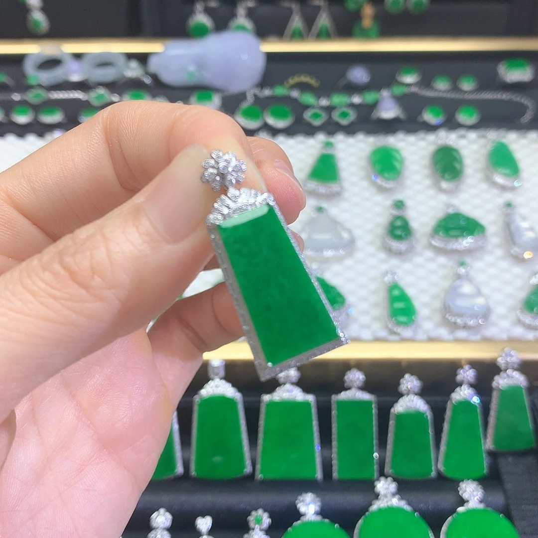 颈饰18K金镶嵌翡翠吊坠