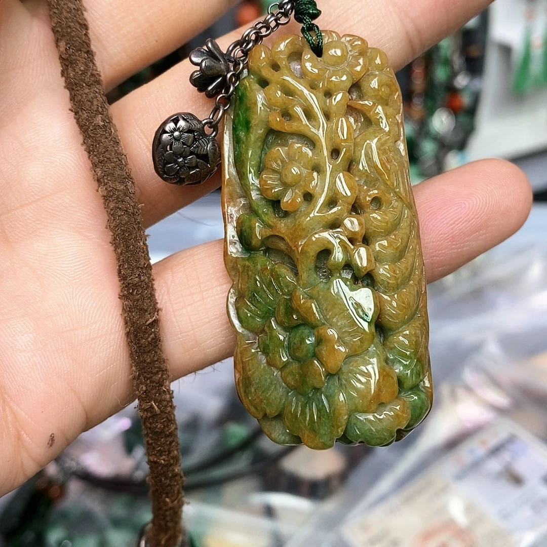 颈饰未镶嵌翡翠瞌*蟲漂亮美眉
