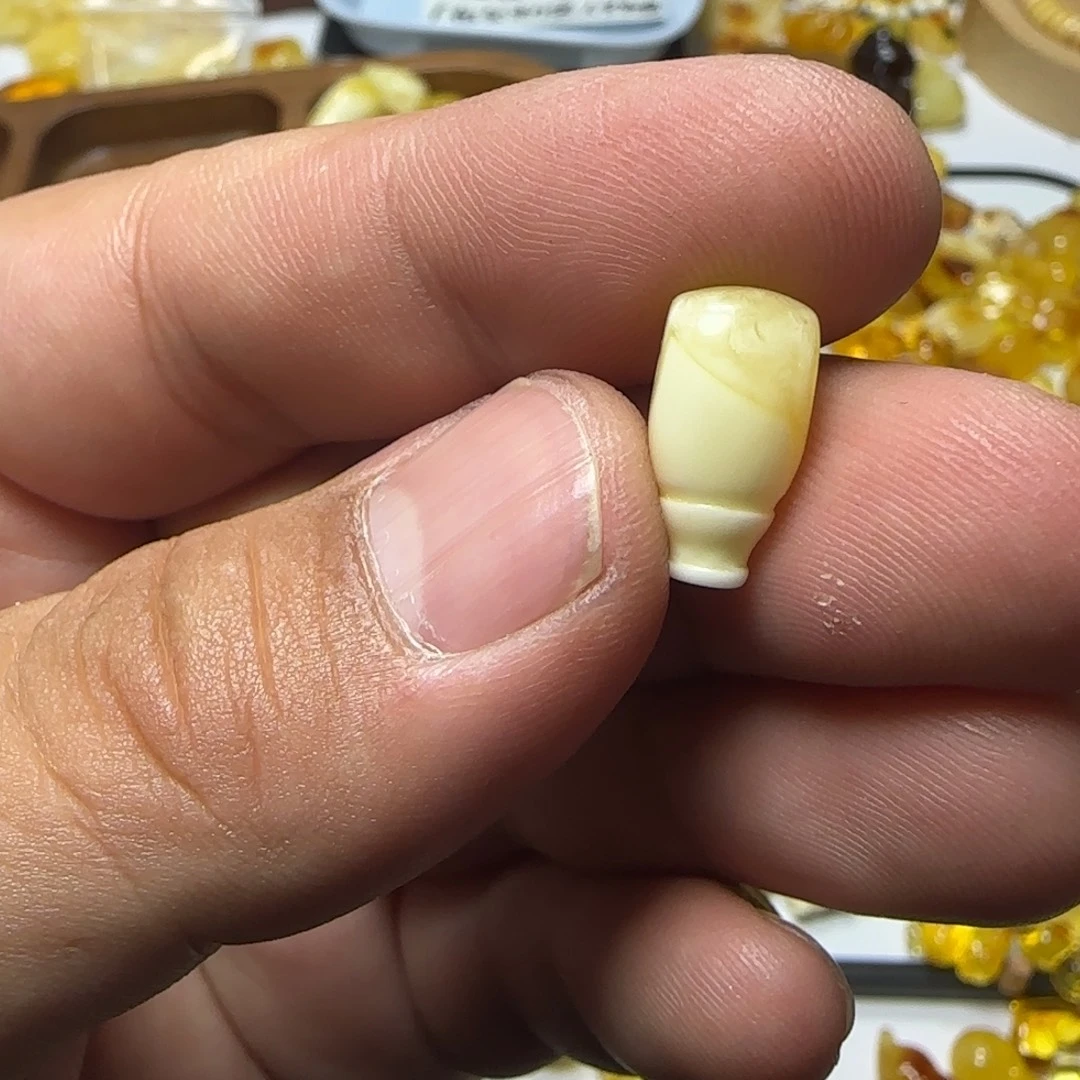 琥珀未镶嵌裸石0.56克7×7