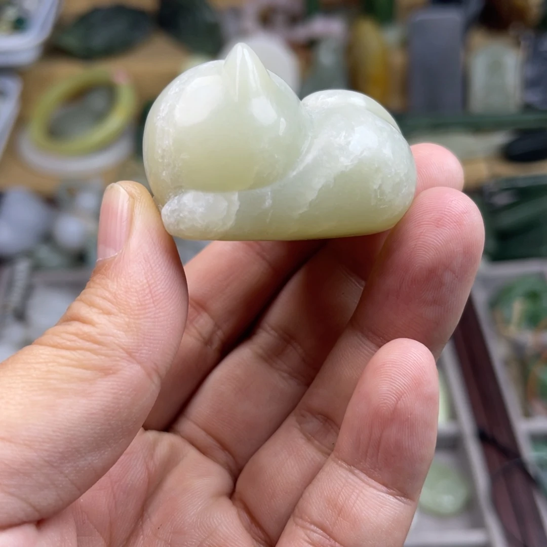 和田玉未镶嵌颈饰有瑕疵