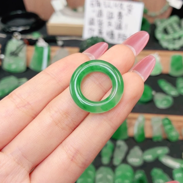 石英质玉（非洲翠）未镶嵌颈饰