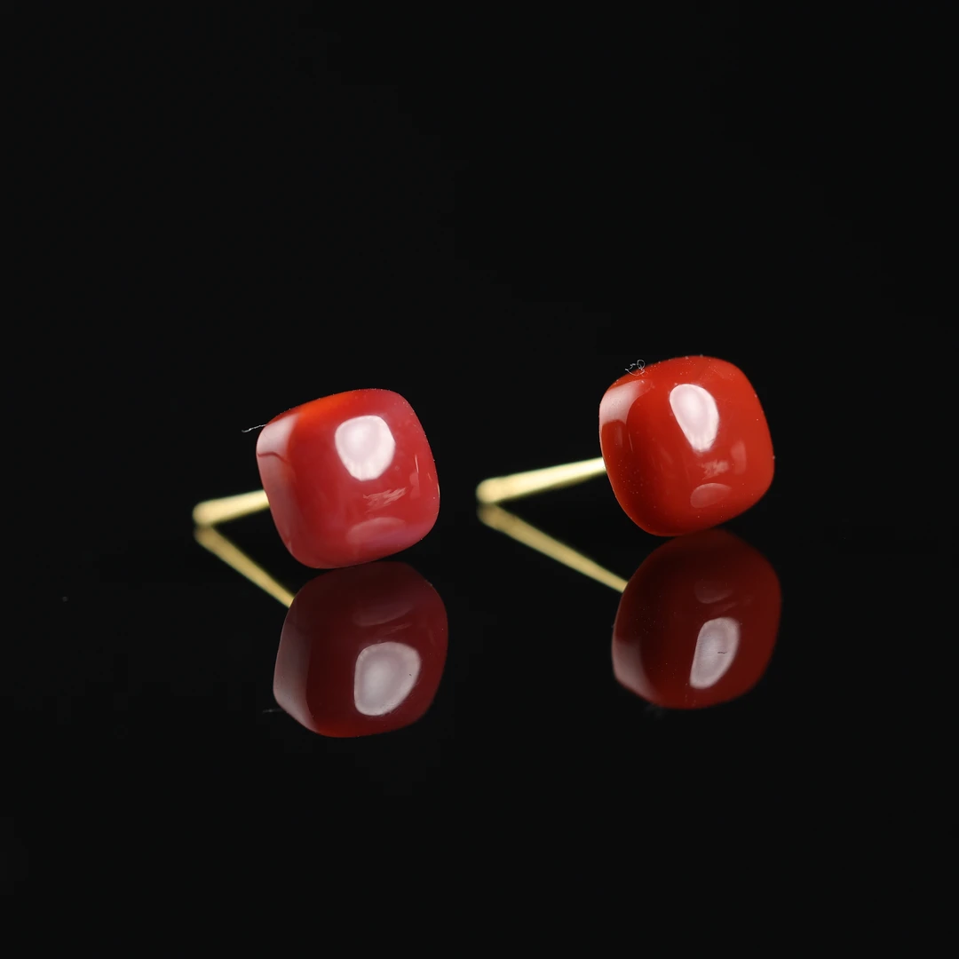 悦色 | 原创设计精品天然原矿南红牛血红小耳饰