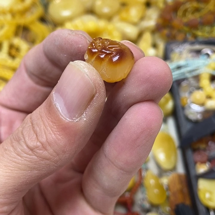 蜜蜡未镶嵌裸石吊坠