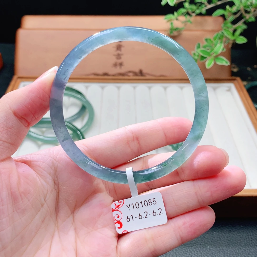 翡翠未镶嵌手镯（圆镯）