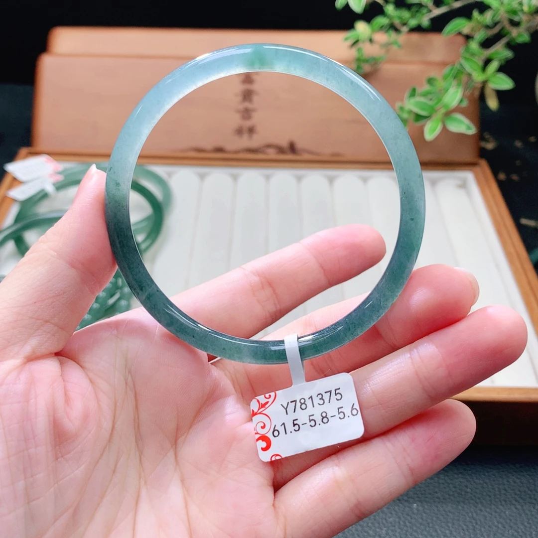 翡翠未镶嵌手镯（圆镯）