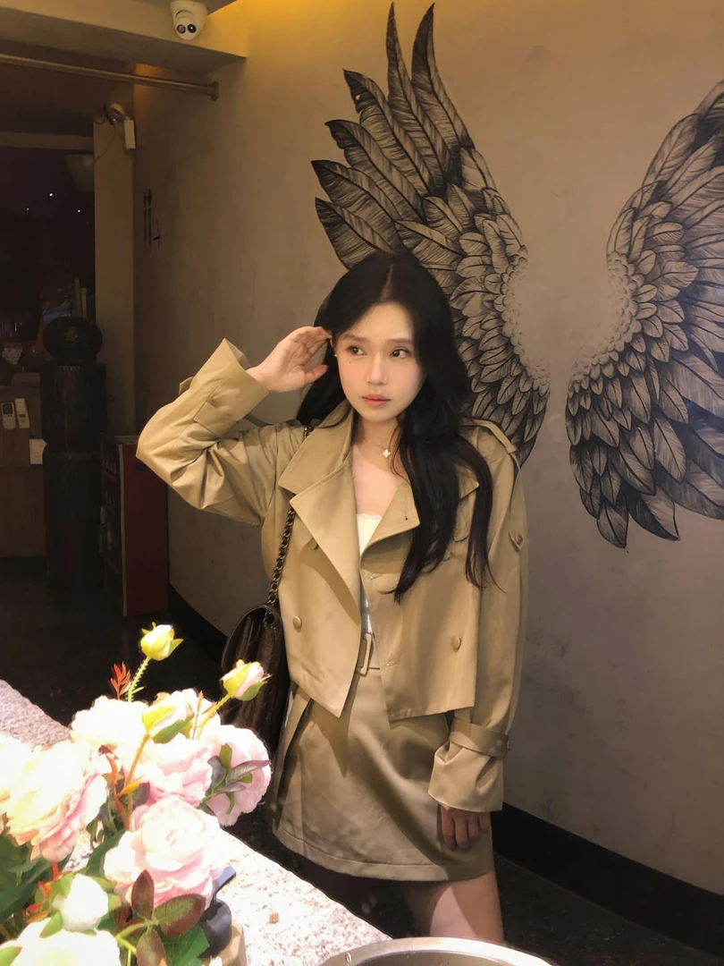 青青大码衣橱 设计感洋气百搭卡其色夹克风衣外套半身裙套装T6093