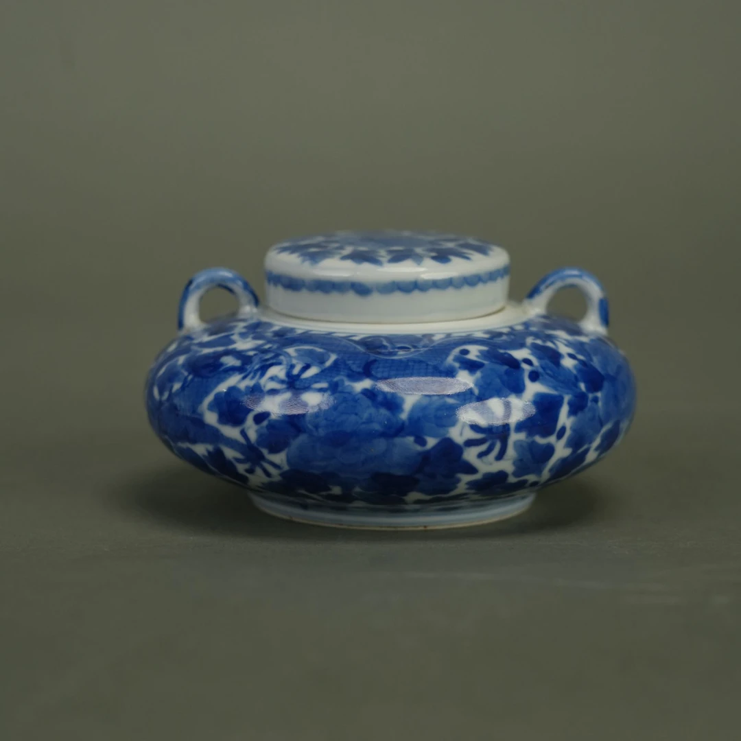 LOT 102425青花龙穿花双系盖罐