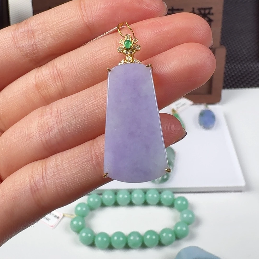 翡翠18K金镶嵌颈饰