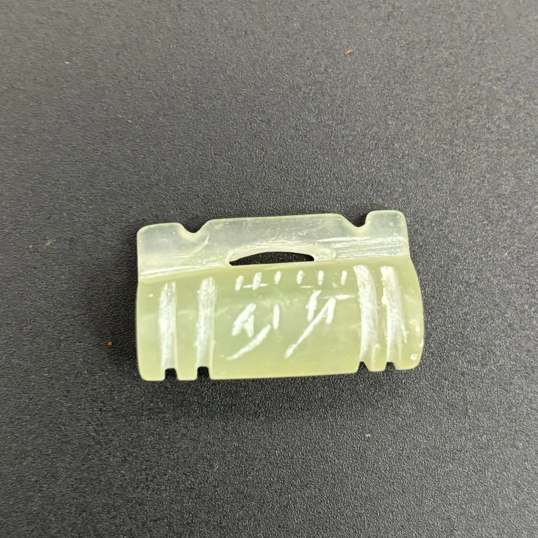 和田带糖色老雕法手工雕小玉锁坠