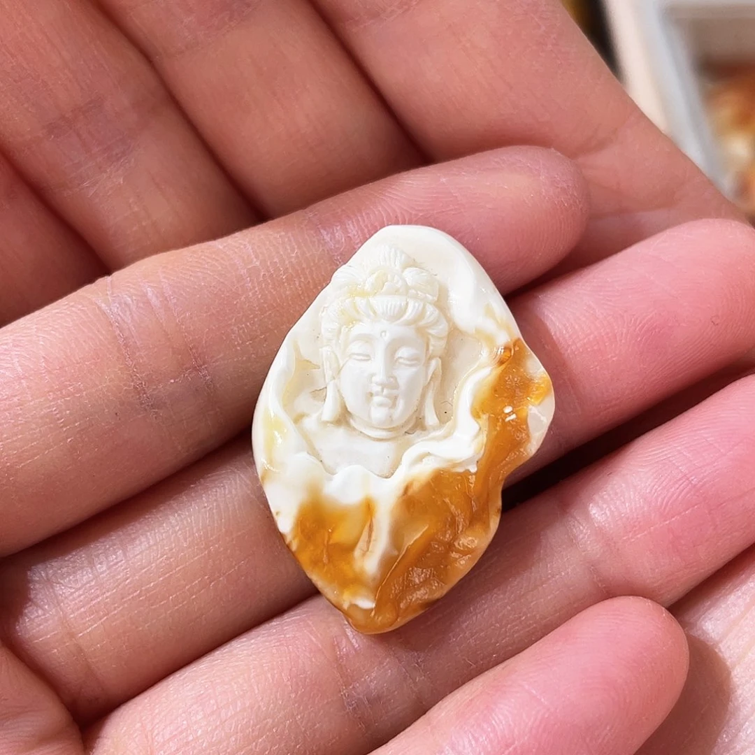 琥珀颈饰未镶嵌还***。蜜蜡观音