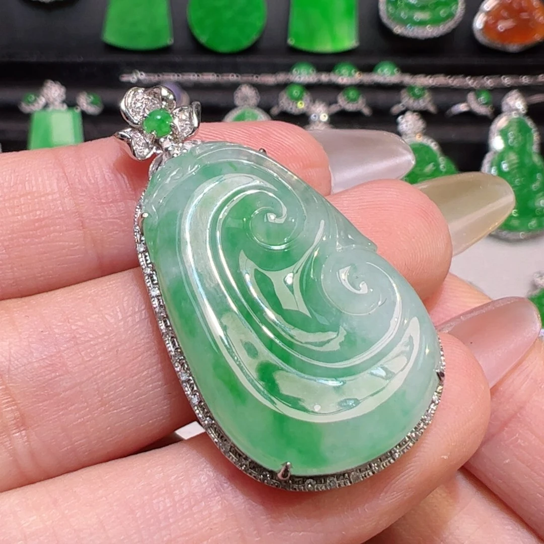 颈饰18K金镶嵌翡翠