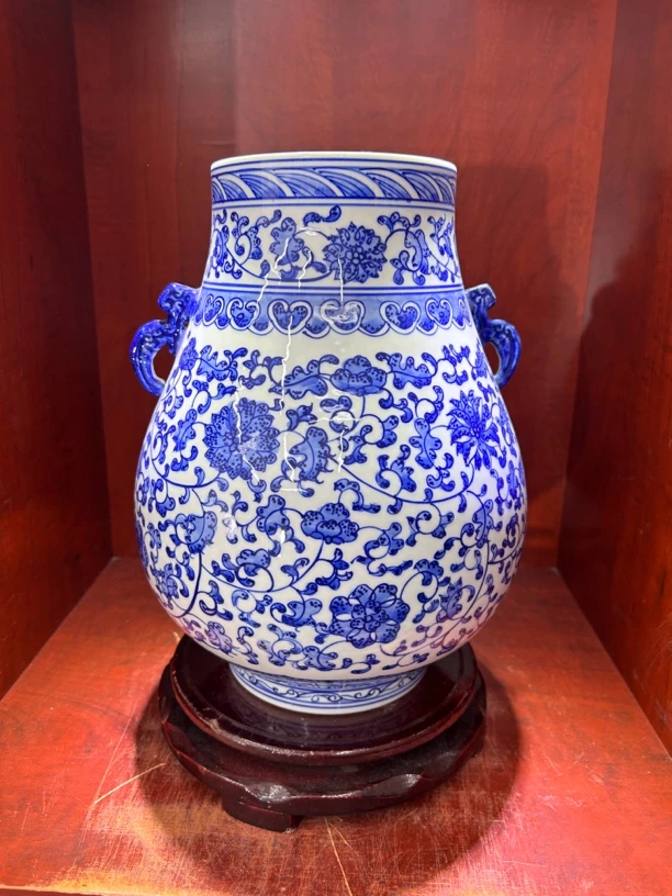 青花缠枝莲双耳福筒花瓶摆件