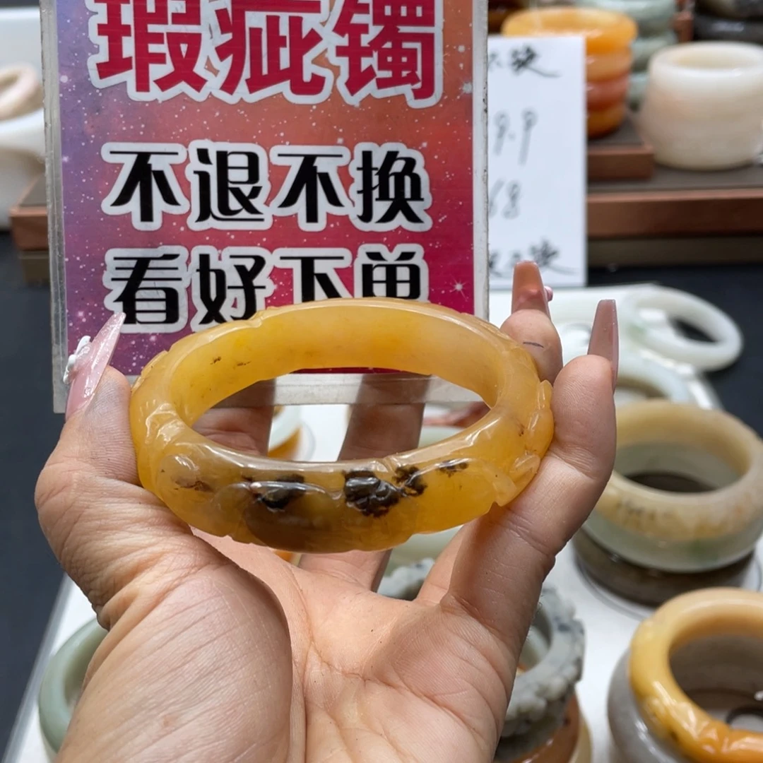 用***8未镶嵌手镯石英质玉