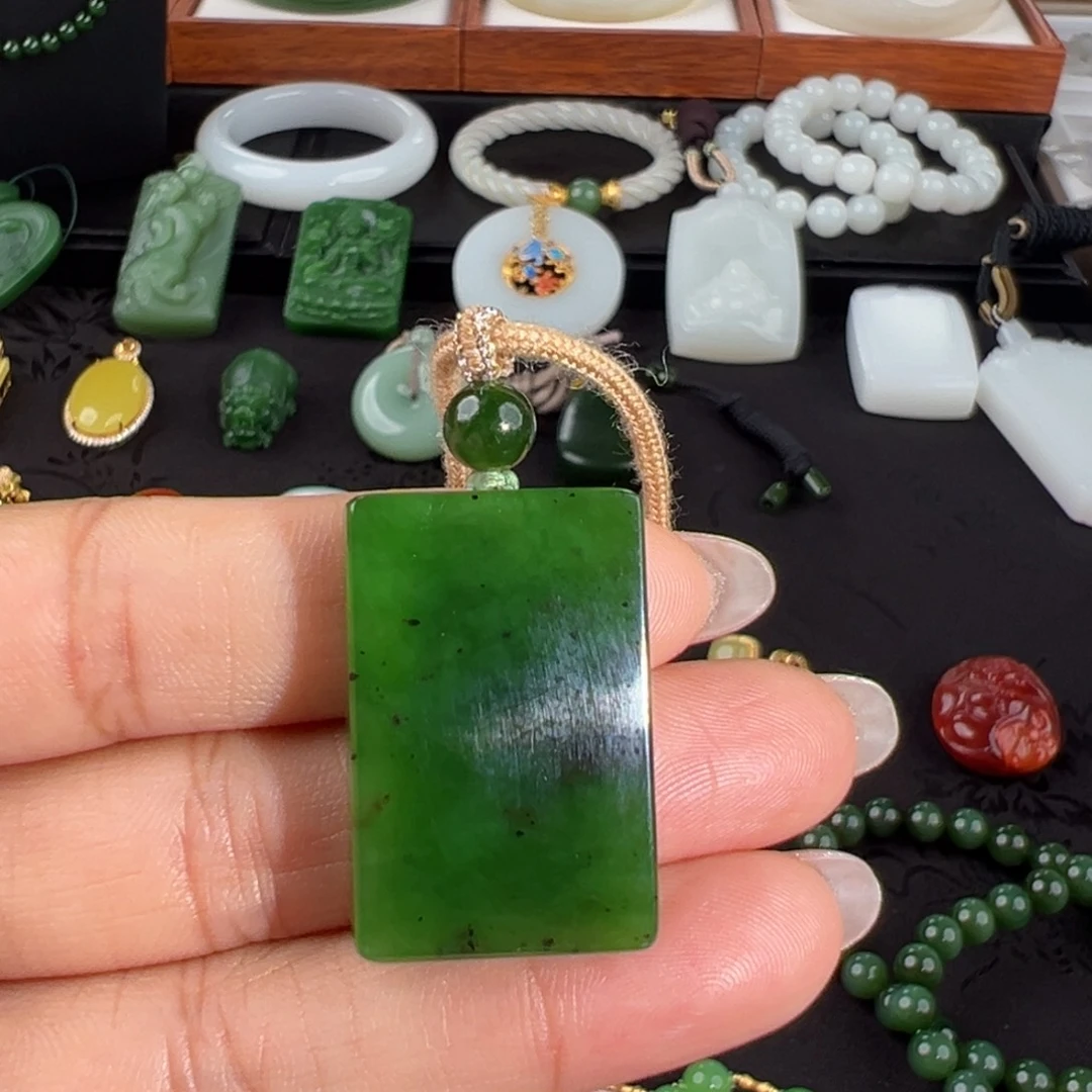 和田玉（碧玉）未镶嵌颈饰油绿带皮无事牌