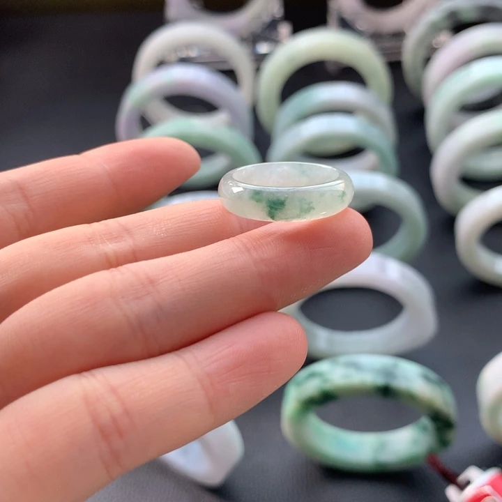 翡翠戒指未镶嵌飘花戒圈