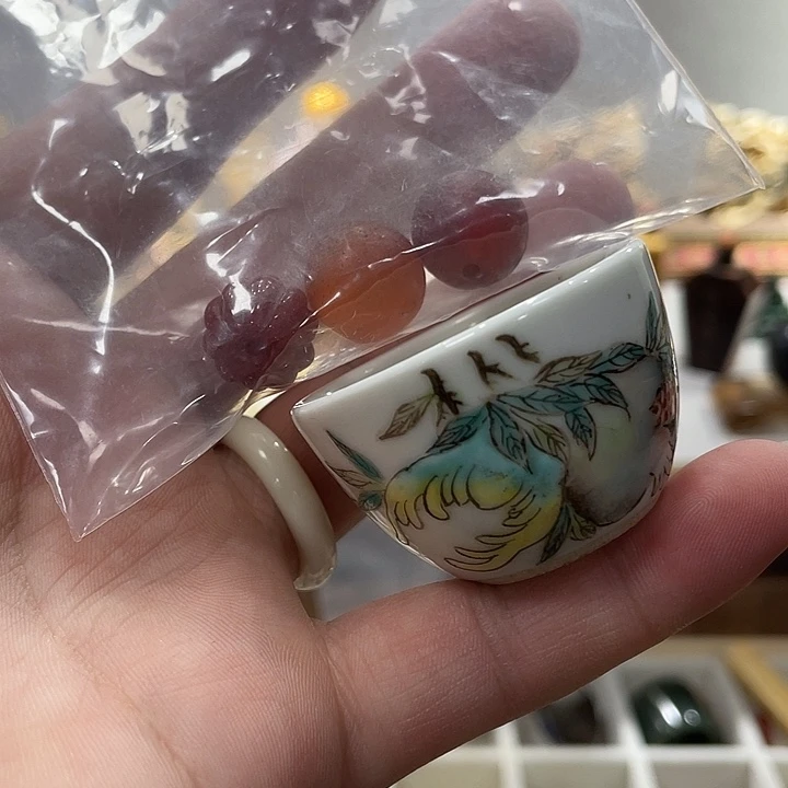 瓷片精致雕刻出精致