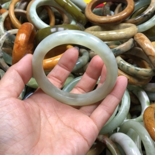 未镶嵌蛇纹石玉手镯欧*利