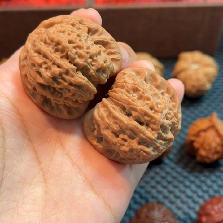 江***情吊坠文玩核桃血麒麟