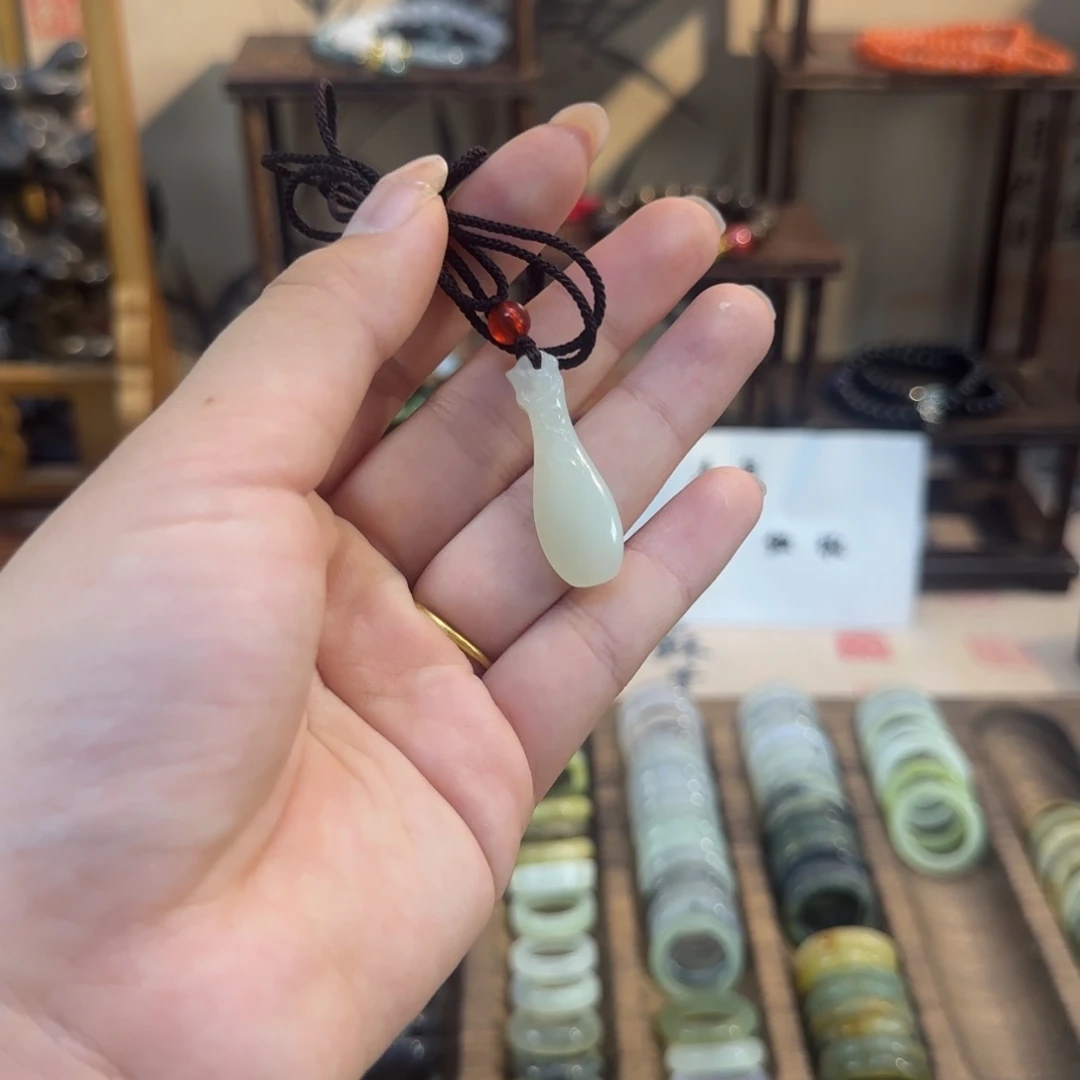 蛇纹石玉颈饰合金