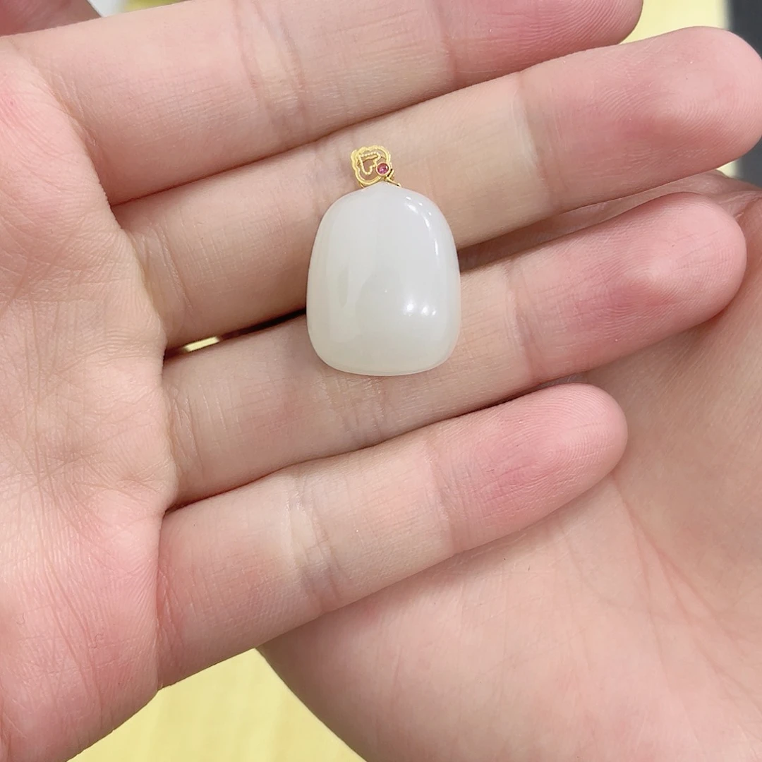 和田玉挂件。k k18K金镶嵌