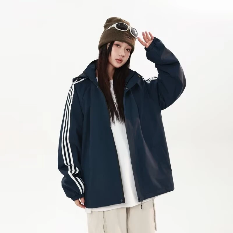 连帽冲锋衣男春秋季新款宽松休闲夹克三条杠潮牌情侣徒步登山外套