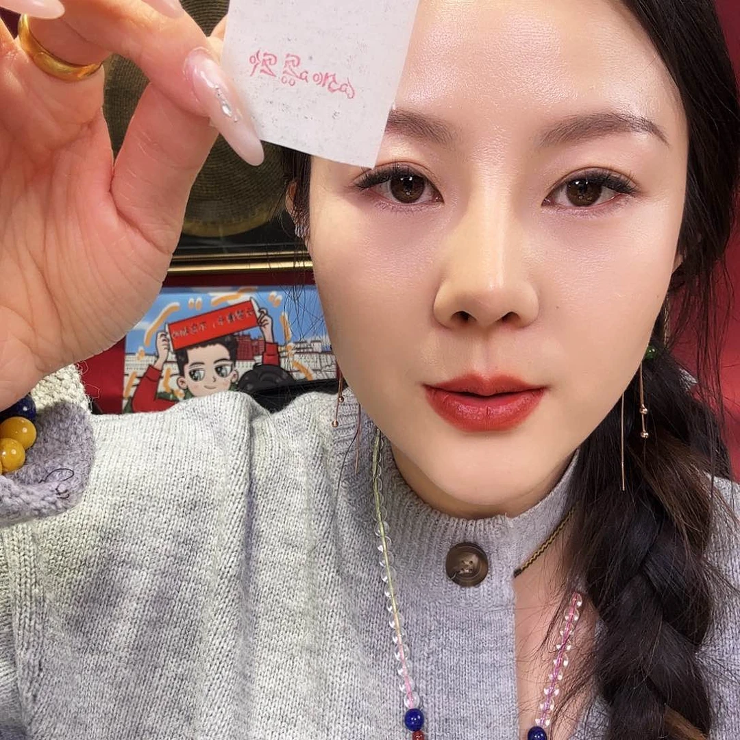 装裱画男**涂新年礼物一个