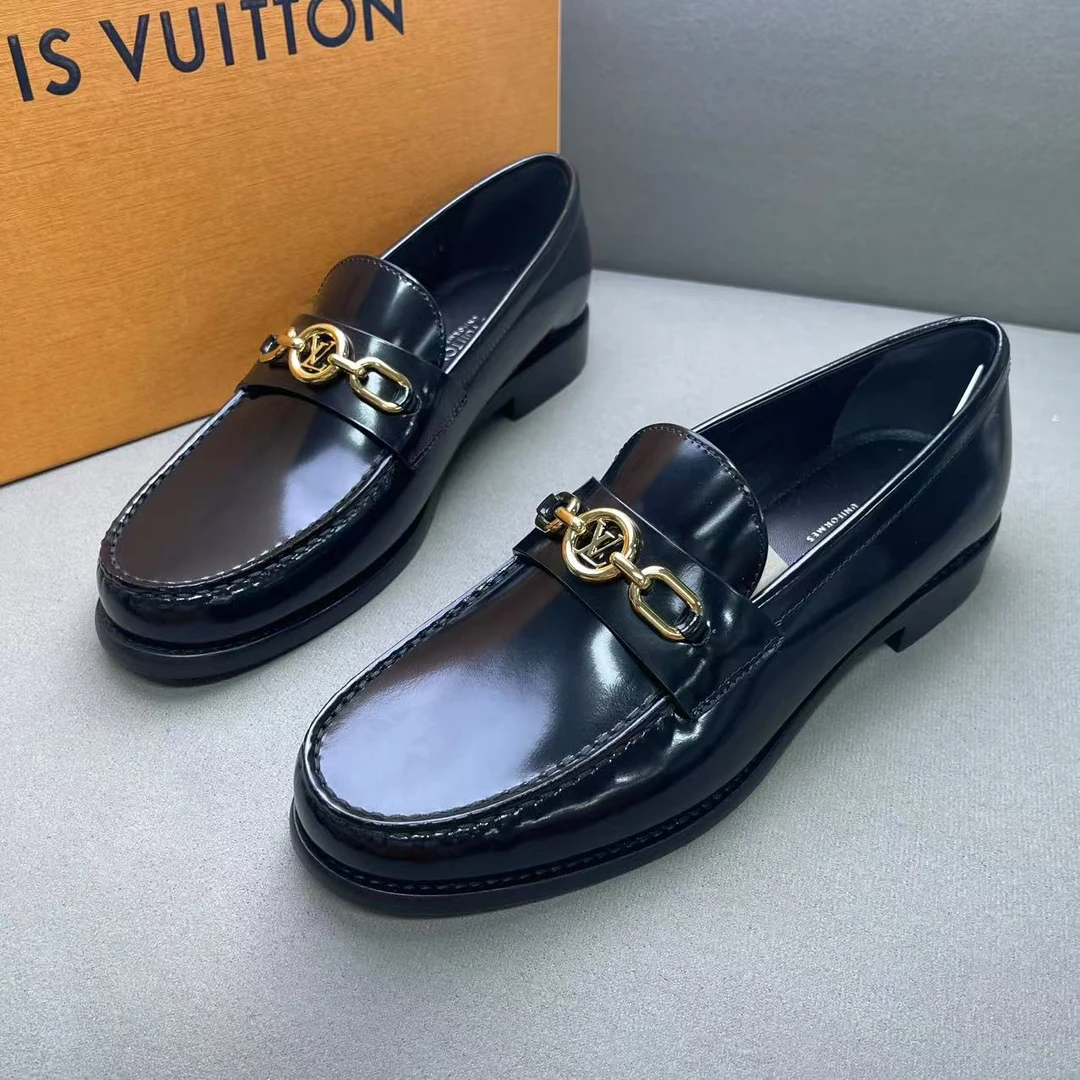 未使用 LouisVuitton/路易威登 黑色皮革亮面金扣休闲皮鞋/39国码