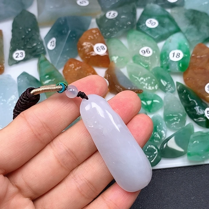 翡翠未镶嵌颈饰随型