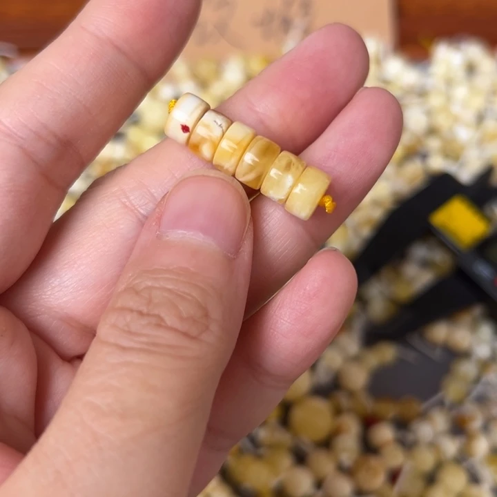 蜜蜡未镶嵌裸石7.7mm有坑