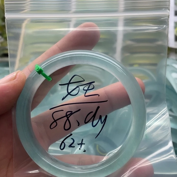 ****王石英质玉手镯未镶嵌