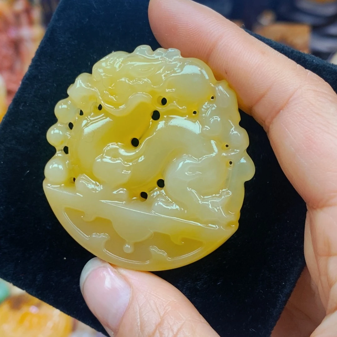 未镶嵌石英质玉（黄龙玉）颈饰