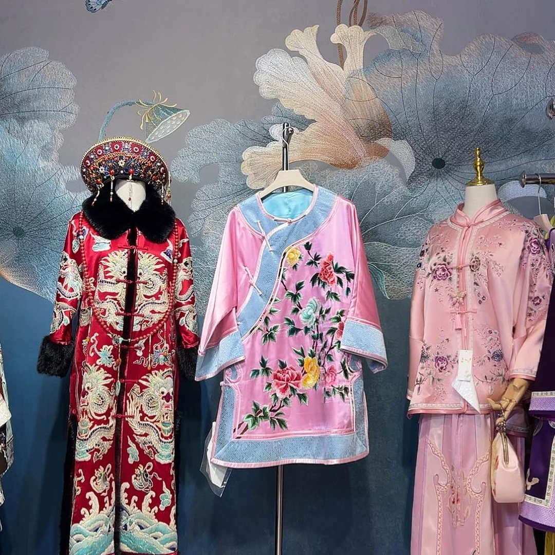 圆领斜襟宋锦包边百花争艳纯手工刺绣前满绣姐姐服
